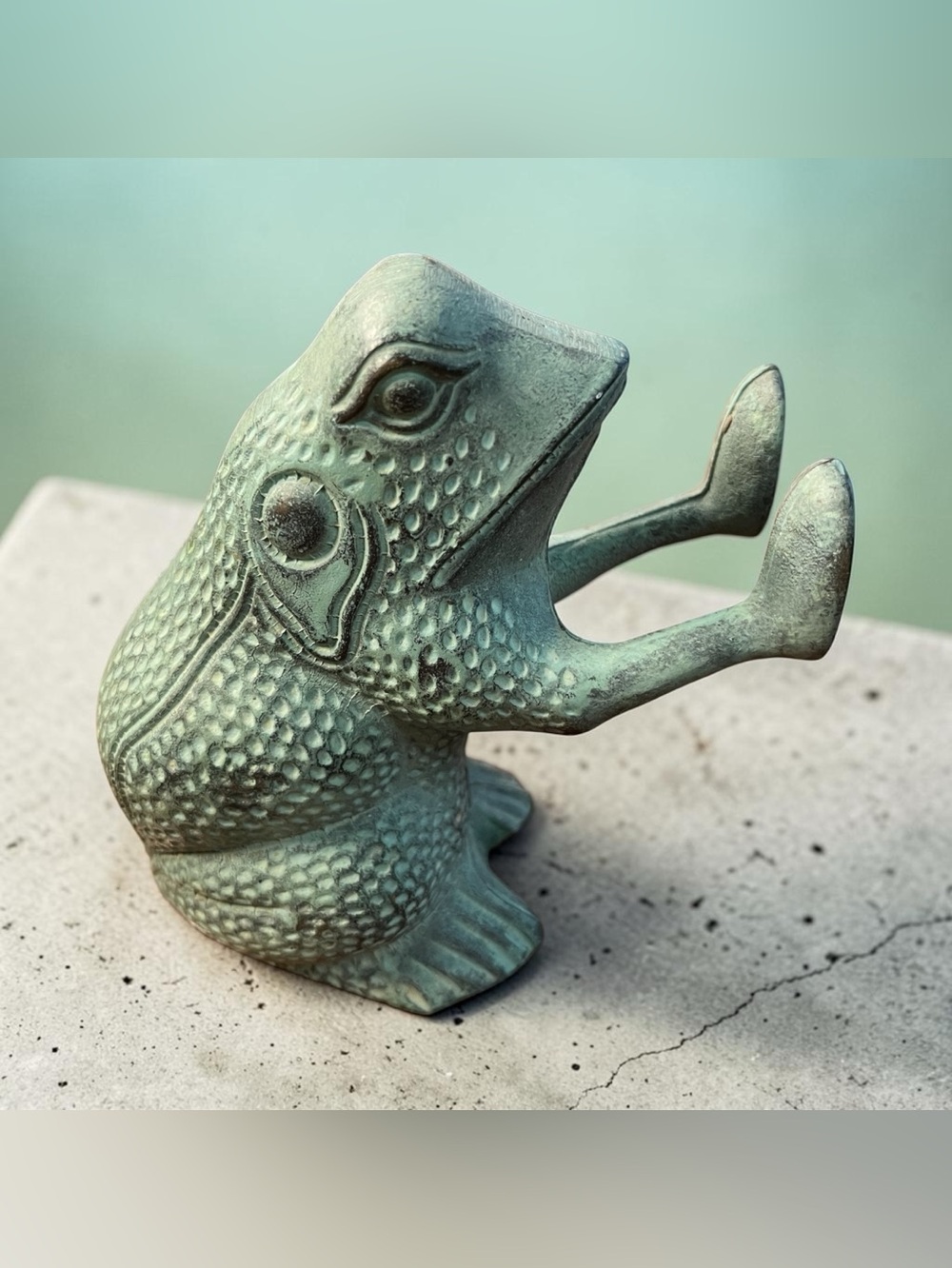 Vintage cast iron frog bookend/doorstop